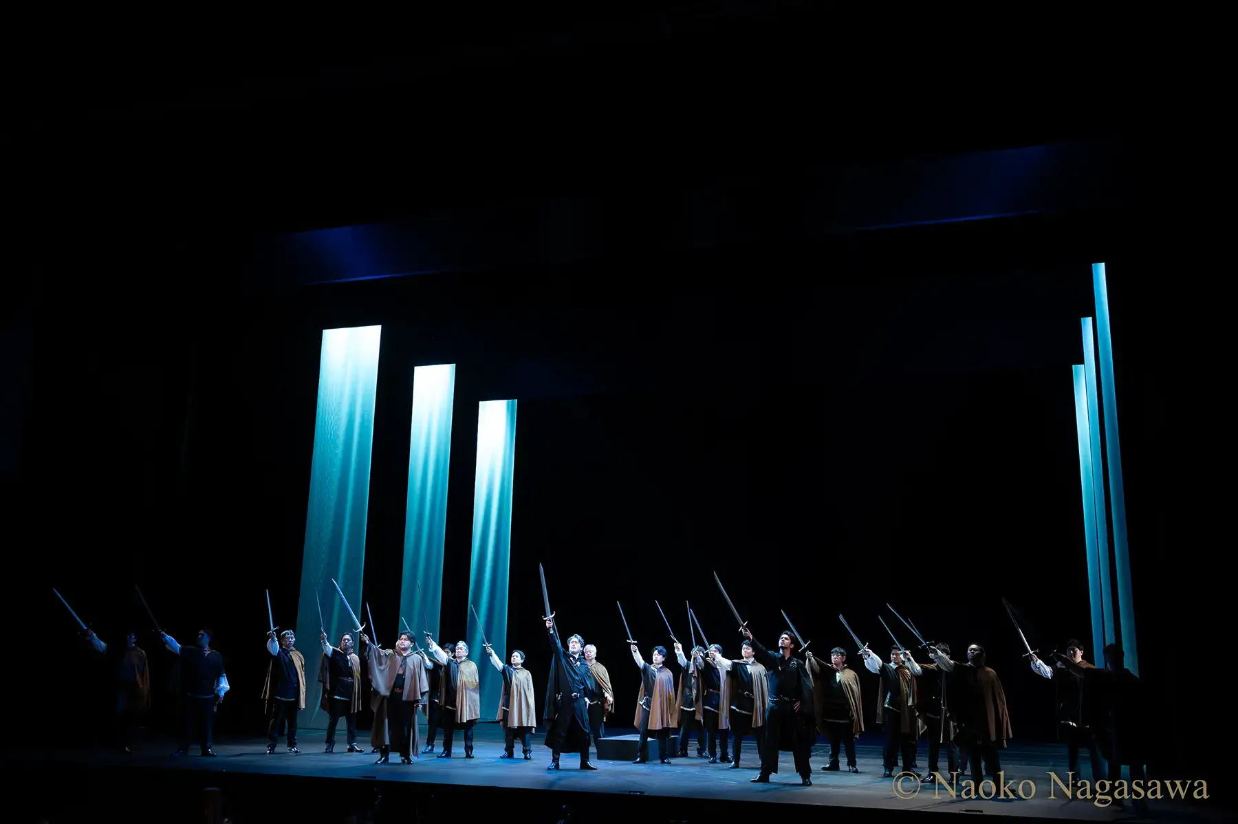 剣を掲げて団結する。