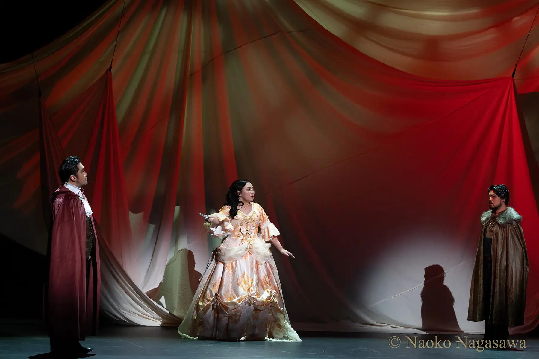 短剣を奪い取り抵抗するエルヴィーラ。