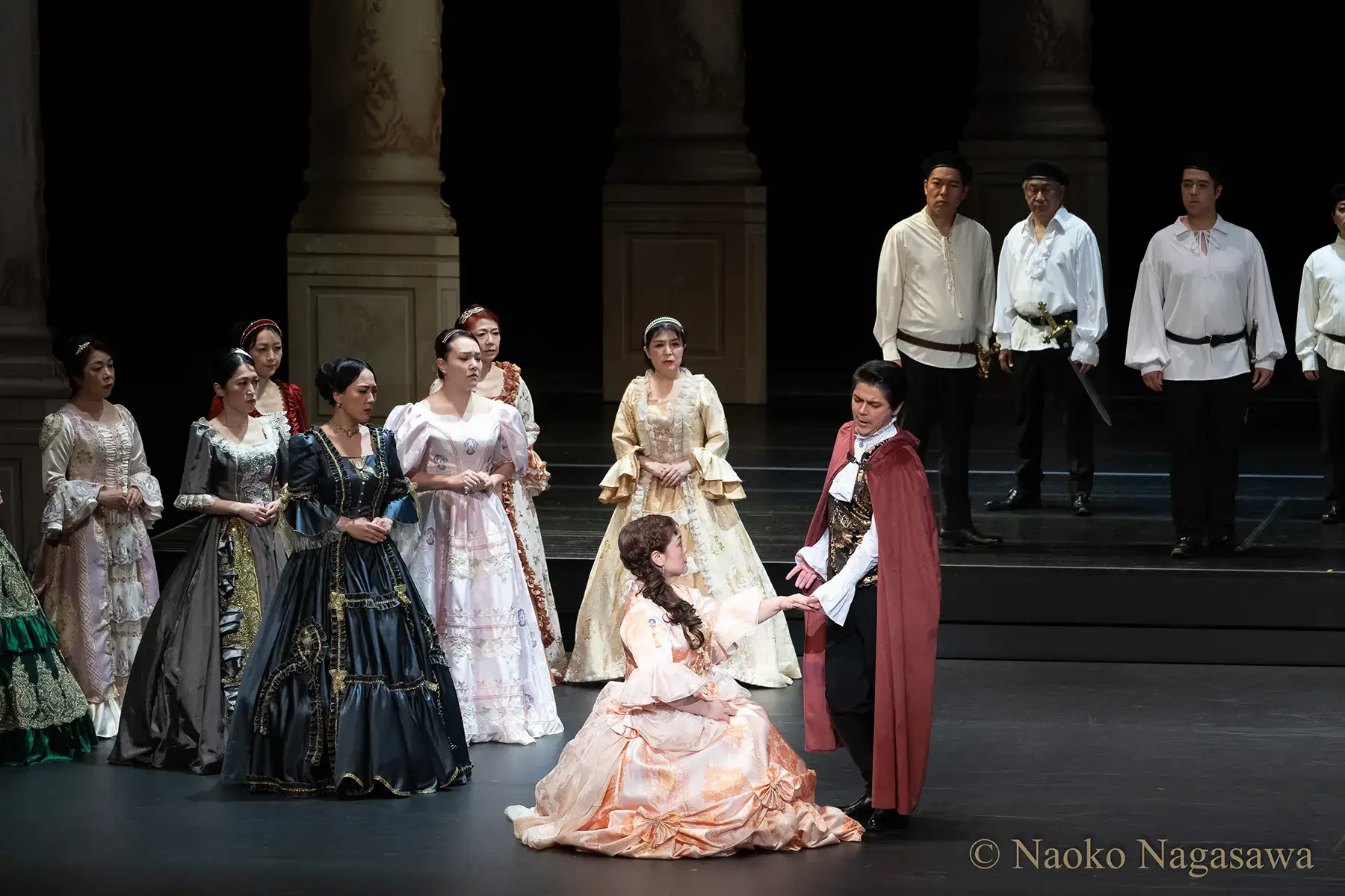 エルヴィーラの懇願を受け、彼女を連れ去る。