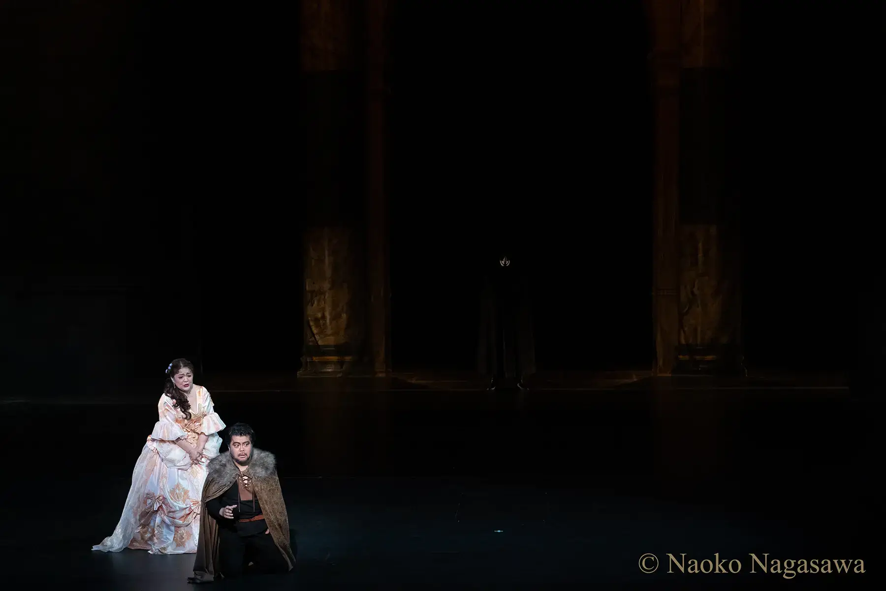 角笛が鳴り、幸福の時は突如として裂かれる。