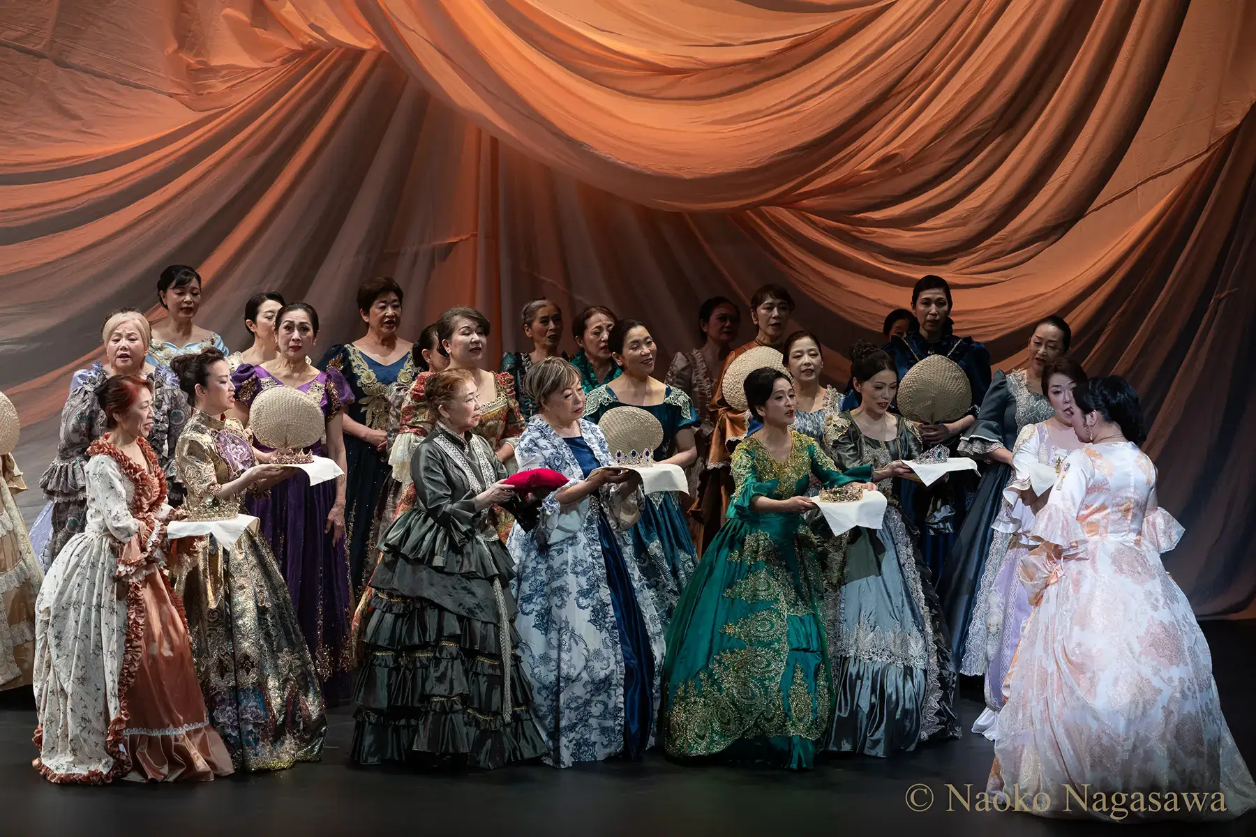 婚礼の祝福を受けるエルヴィーラ。