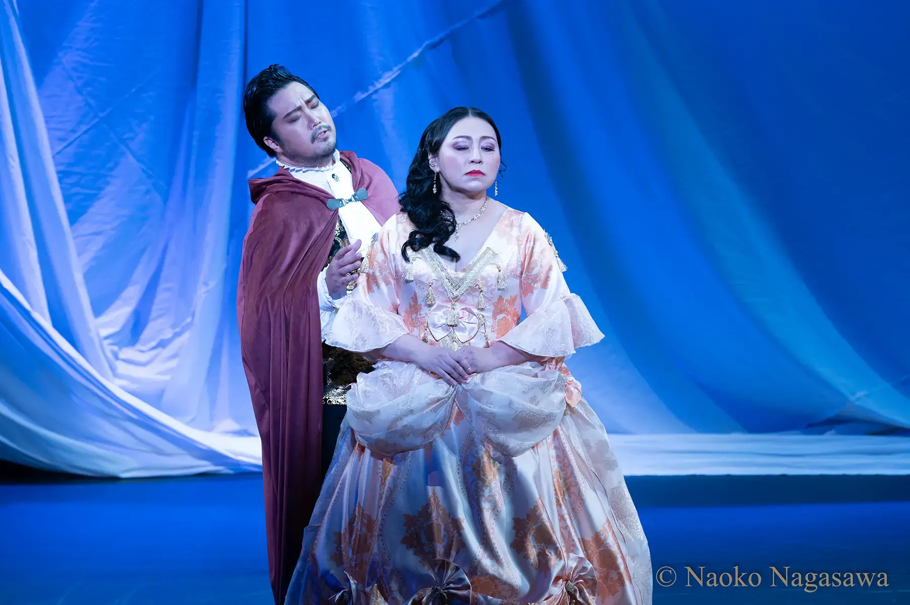 エルヴィーラに言い寄るカルロ。