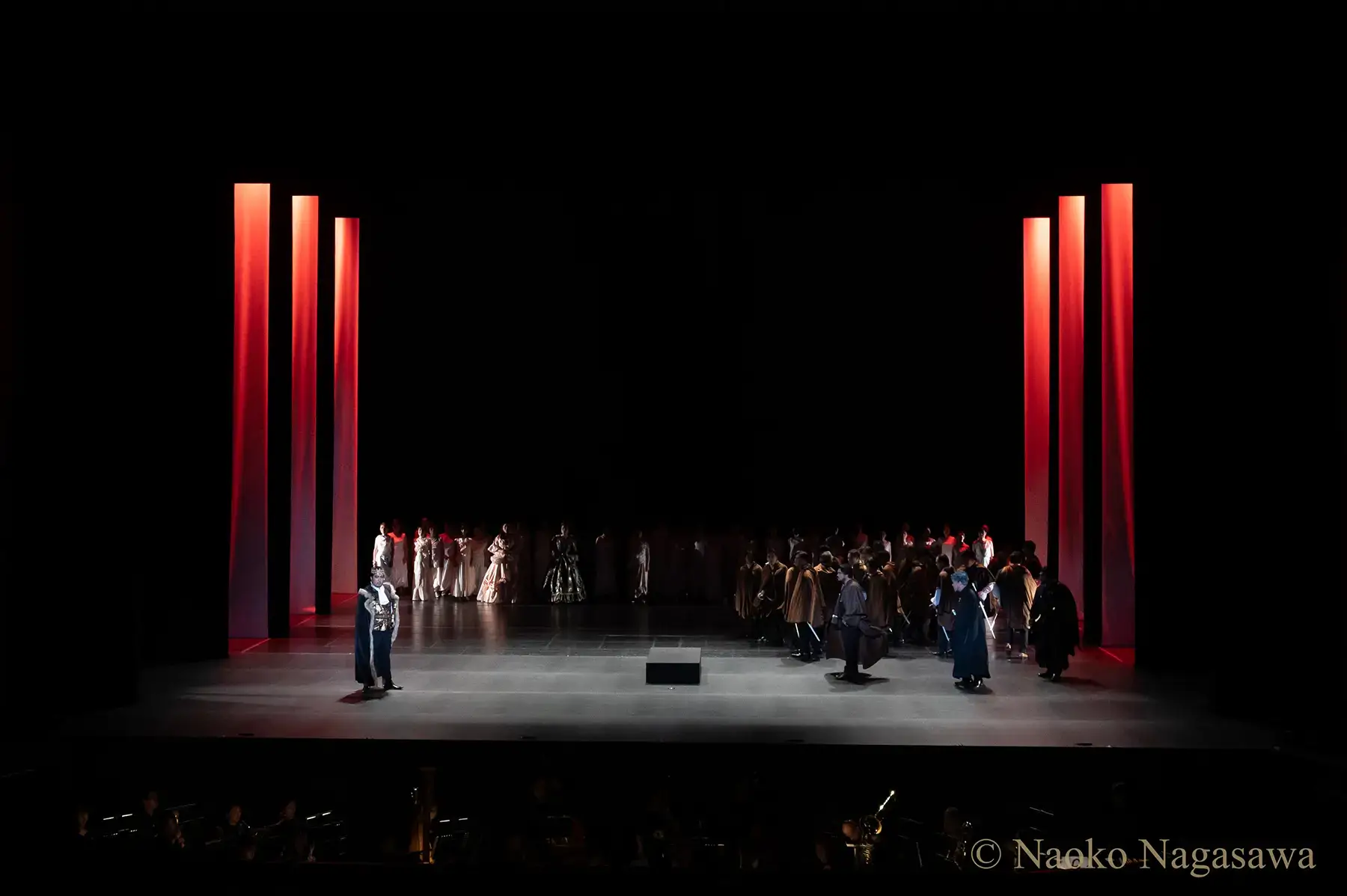 戴冠式の鐘が鳴り、カルロが皇帝に即位。