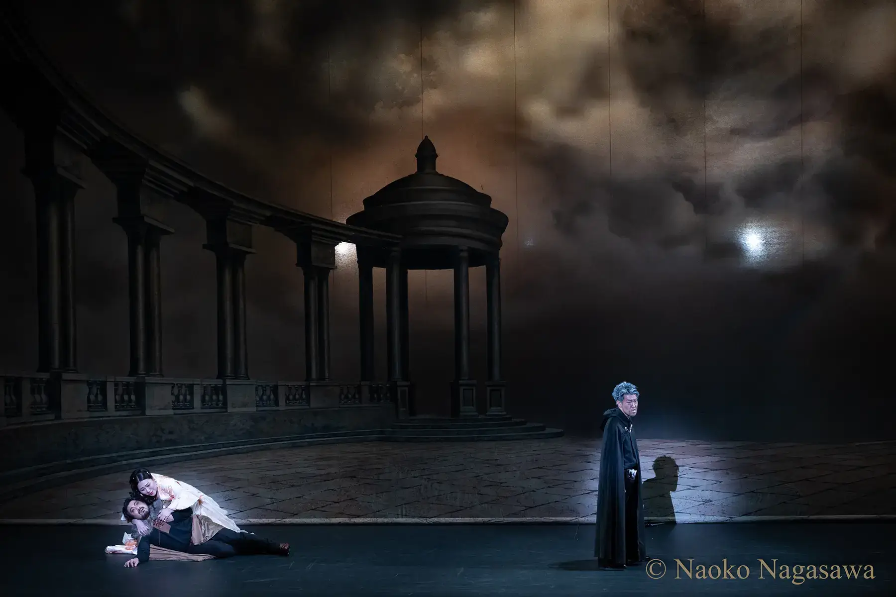 エルナーニは絶命。エルヴィーラは気を失う。